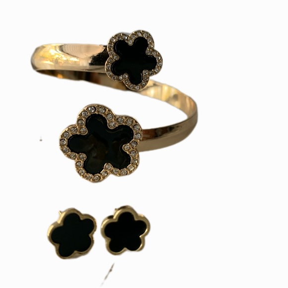 CLOVER EARRINGS AND BRACELET SET FOR BIGGER WRIST GREAT QUALITY - Picture 1 of 4